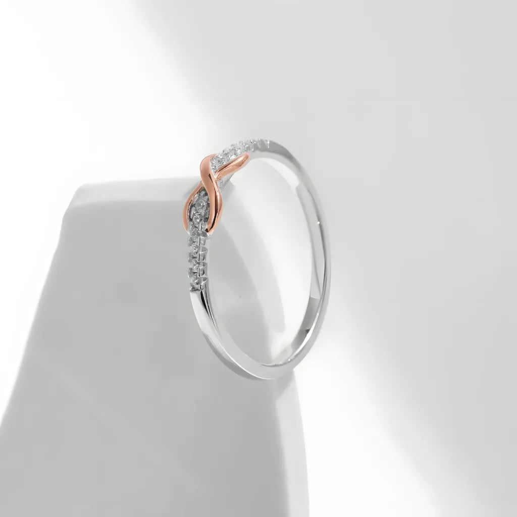anel-de-prata-infinity-com-zirconia-foto-baixo