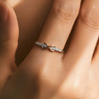 anel-de-prata-infinity-com-zirconia-sendo-utilizado-por-mulher