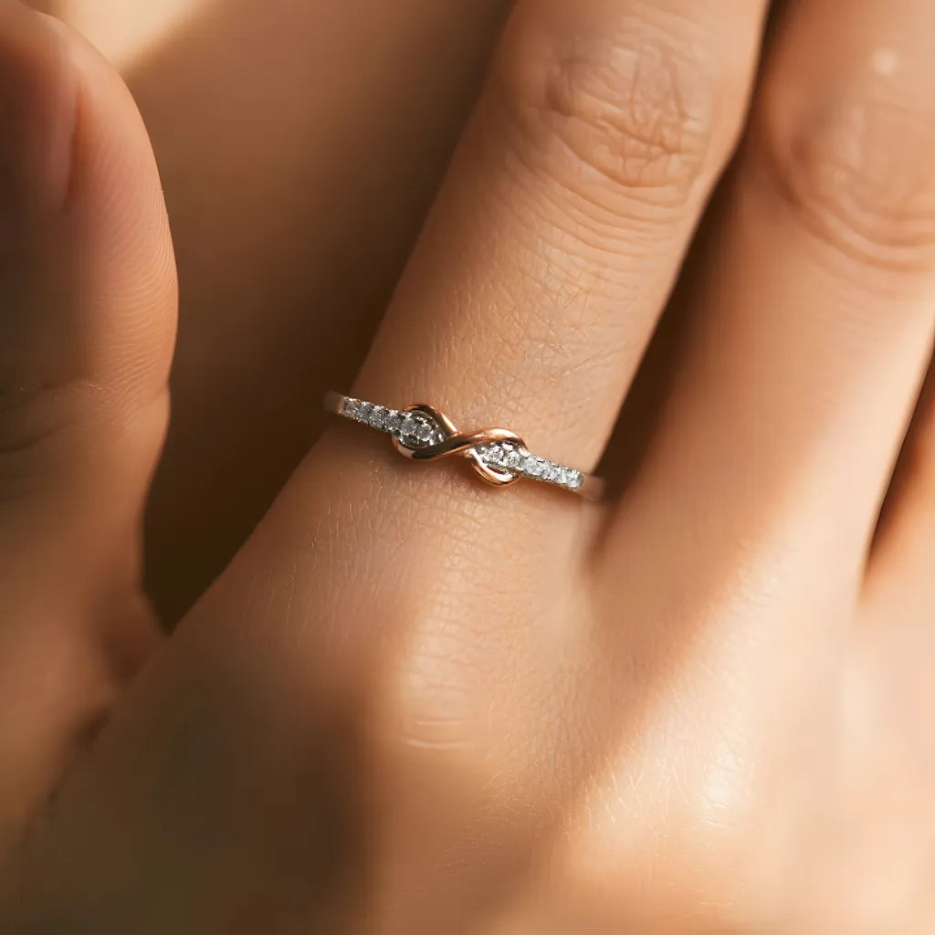 anel-de-prata-infinity-com-zirconia-sendo-utilizado-por-mulher
