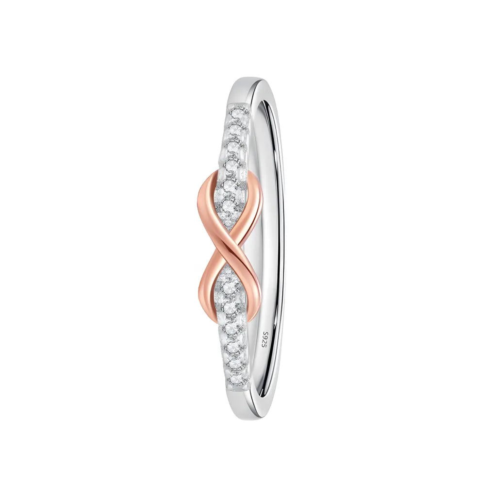 anel-de-prata-infinity-com-zirconia-com-fundo-branco