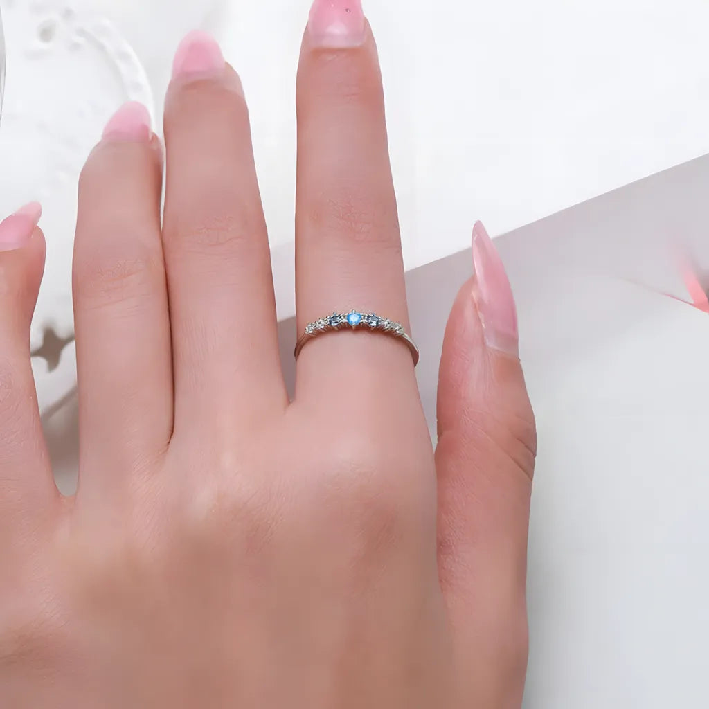 anel-de-prata-avril-com-zirconia-sendo-utilizado-por-mulher