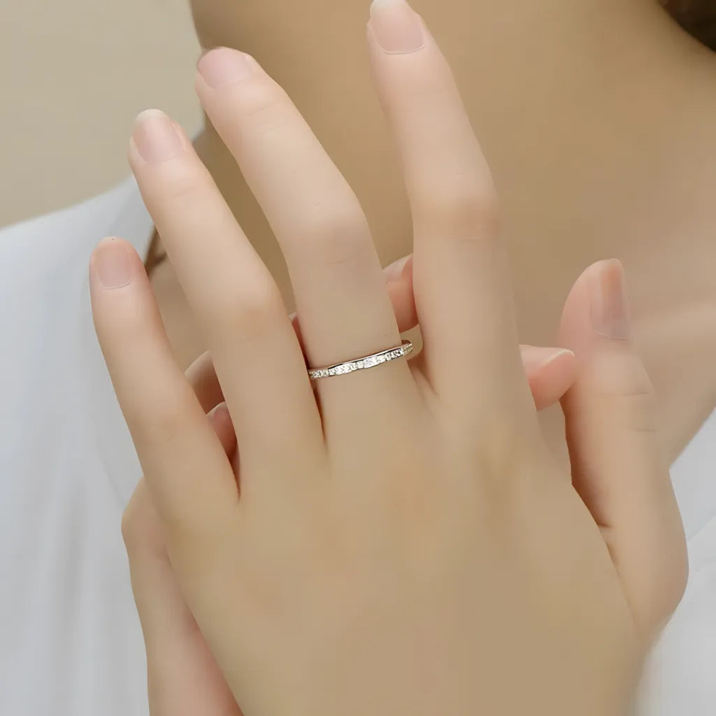 anel-de-prata-brielle-com-zirconias-mulher-utilizando-anel