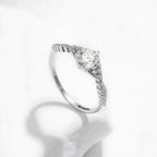 anel-de-prata-delicate-com-moissanites-foto-da-lateral