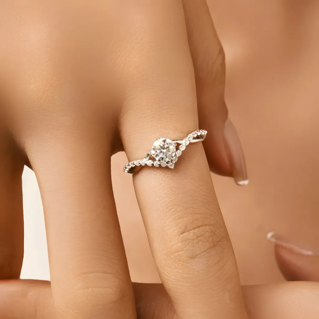 anel-de-prata-delicate-com-moissanites-foto-na-mao-esquerda