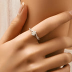 anel-de-prata-delicate-com-moissanites-foto-na-mao-direita