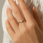 anel-de-prata-eternity-com-moissanites-sendo-usado-por-mulher