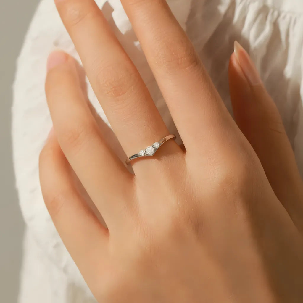 anel-de-prata-eternity-com-moissanites-sendo-usado-por-mulher