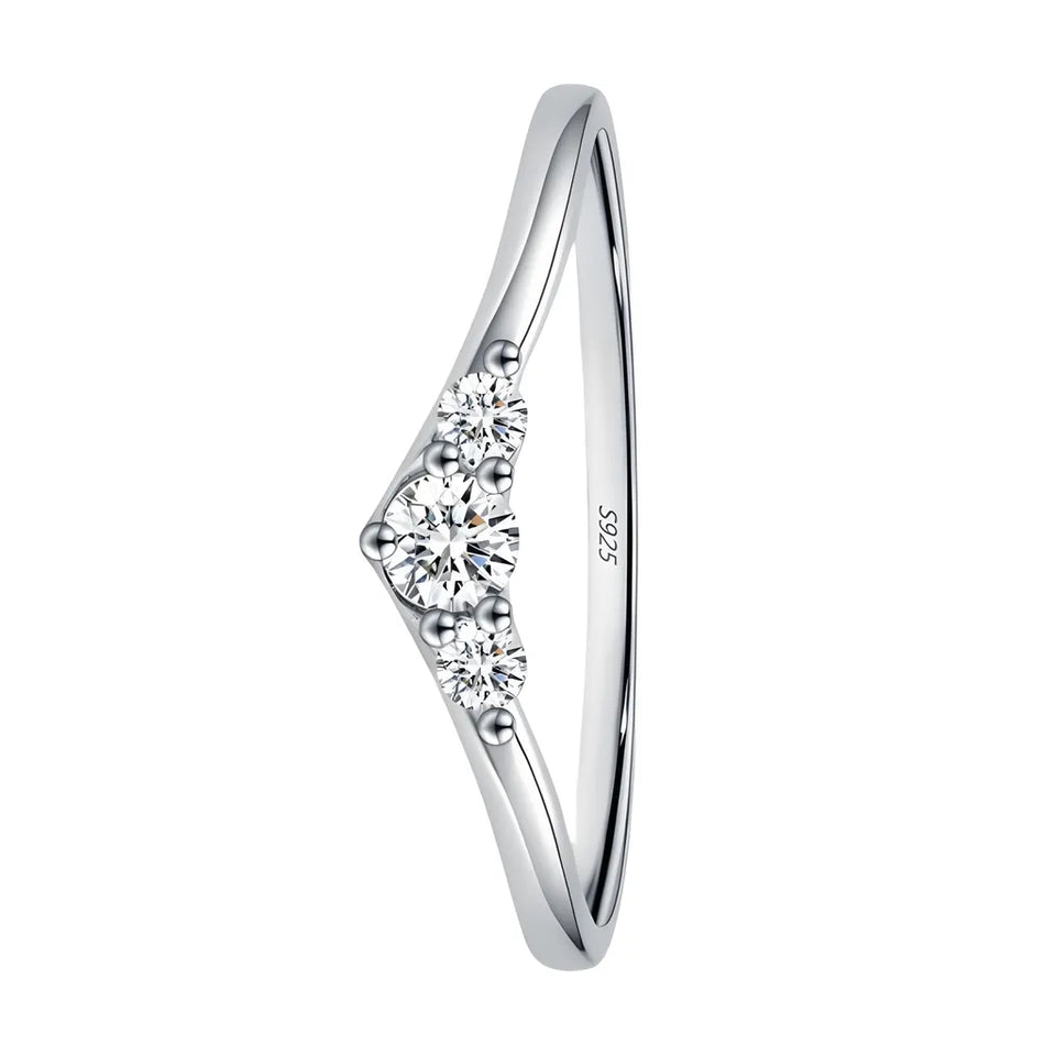 anel-de-prata-eternity-com-moissanites-no-fundo-branco