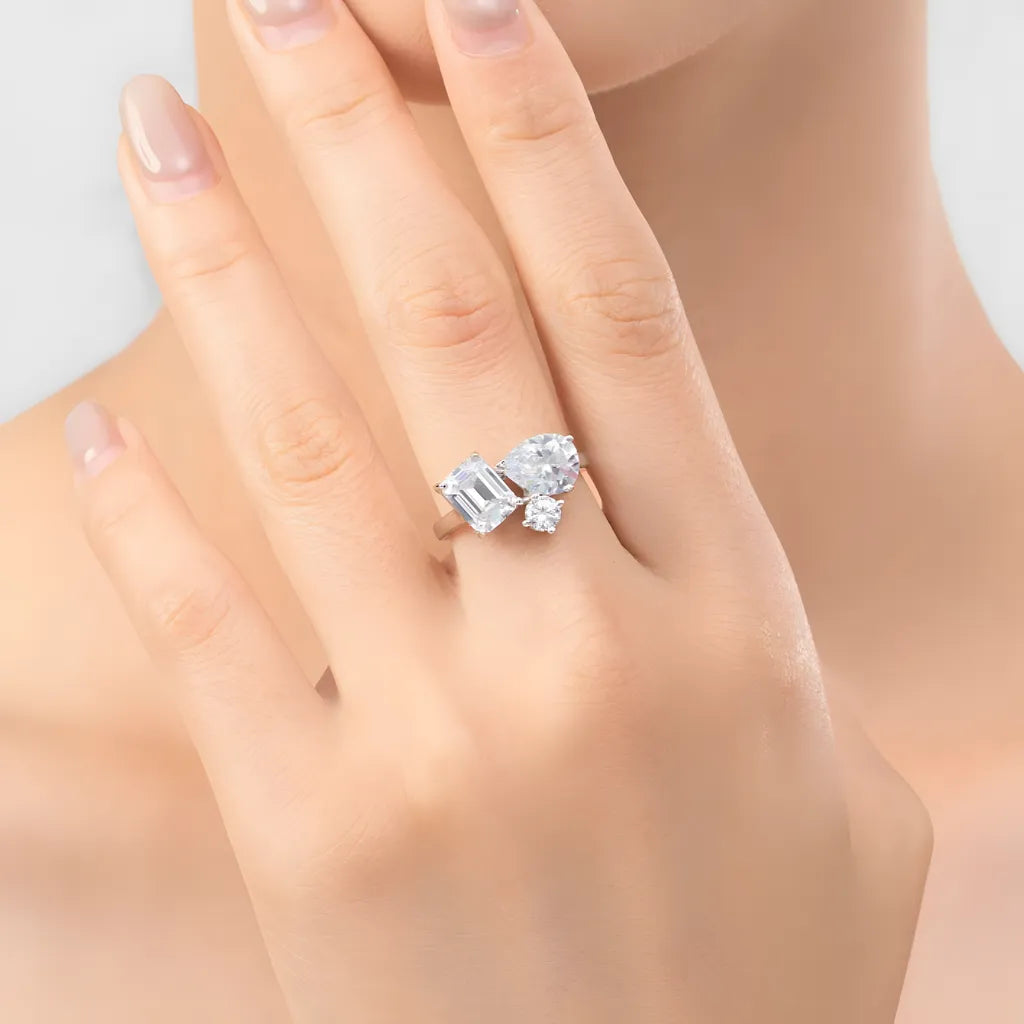 anel-de-prata-geometric-com-zirconias-foto-sendo-utilizada-por-modelo