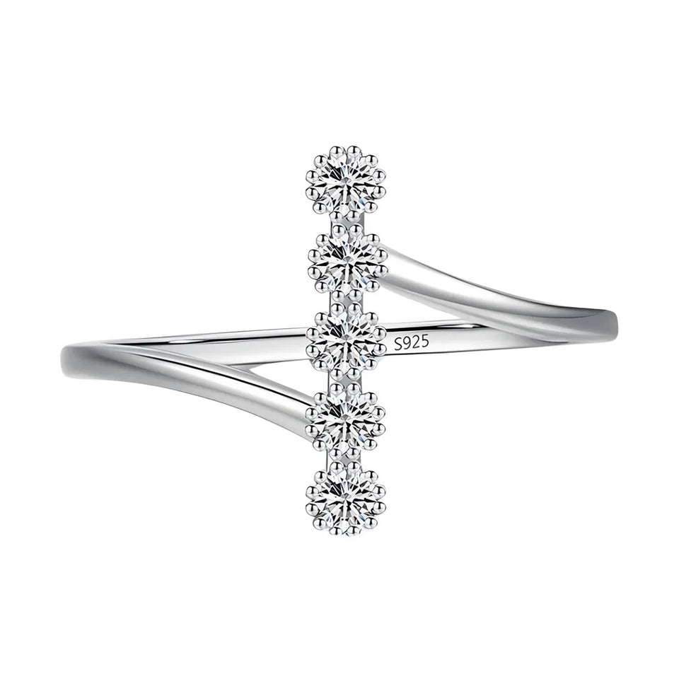 anel-de-prata-giel-com-zirconias-no-fundo-branco