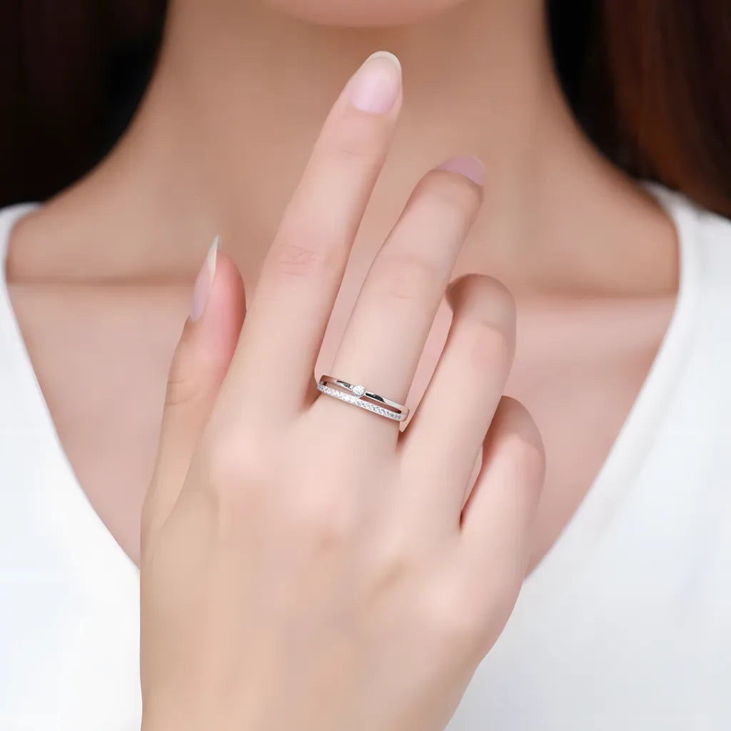 anel-de-prata-lumiere-com-zirconia-foto-sendo-utilizado-por-modelo