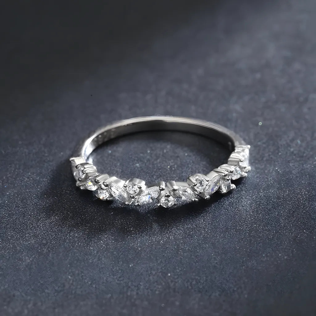 anel-de-prata-mallory-com-zirconias-foto-deitado