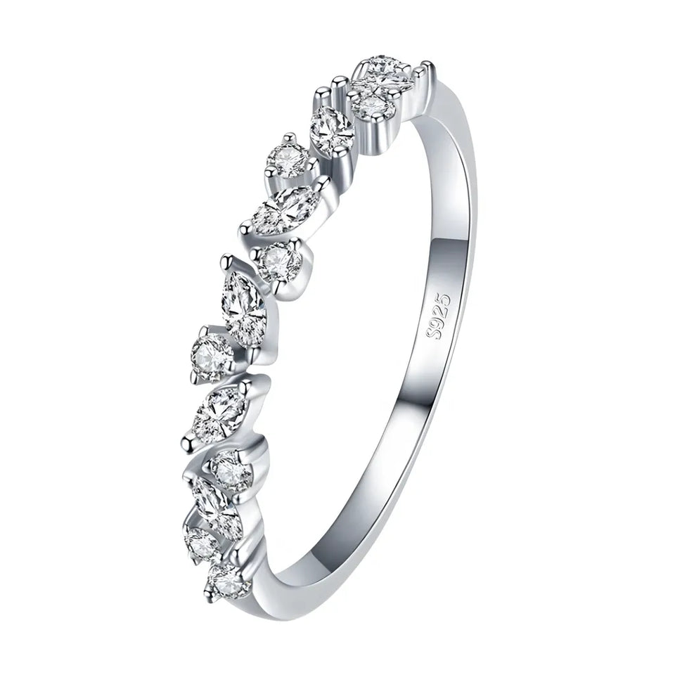 anel-de-prata-mallory-com-zirconias-foto-no-fundo-branco