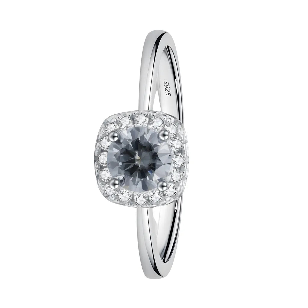 anel-solitario-em-prata-clara-com-moissanite-foto-com-fundo-branco