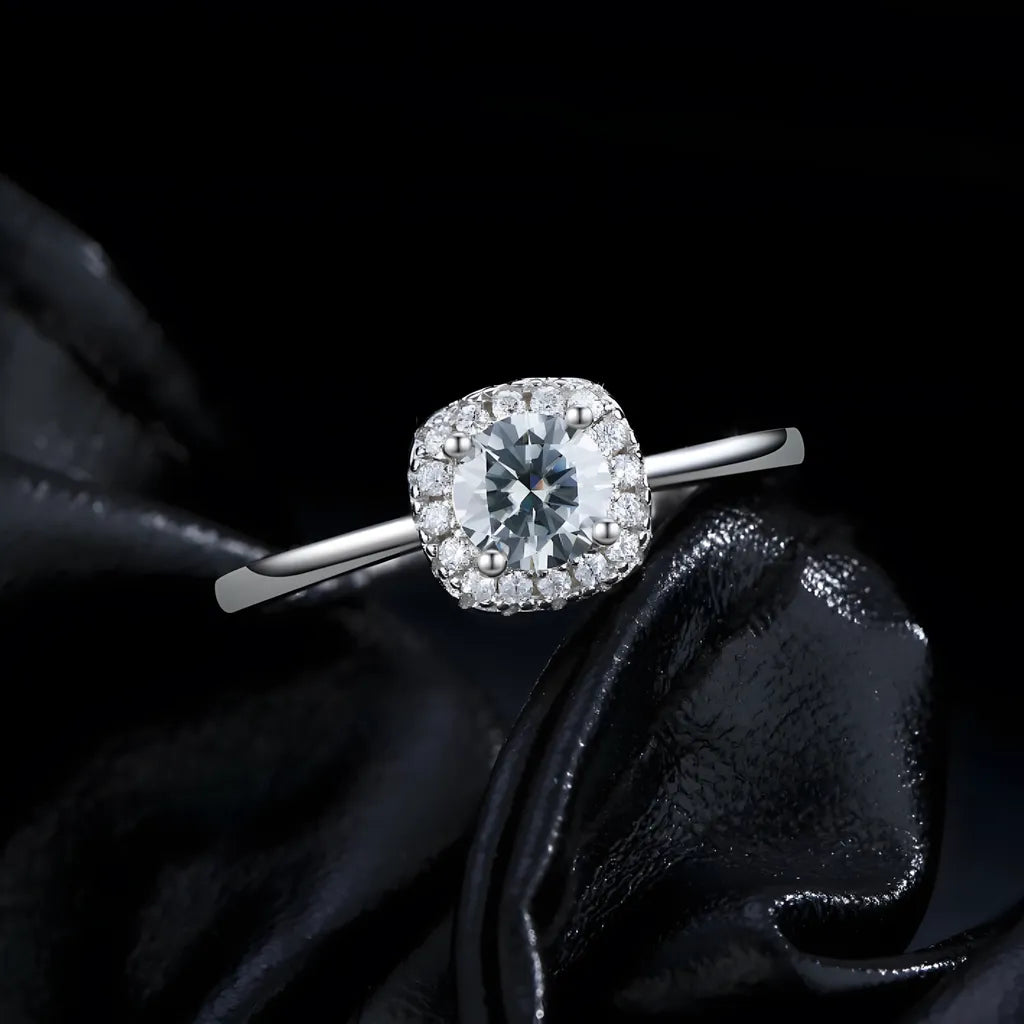 anel-solitario-em-prata-clara-com-moissanite-de-frente