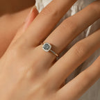 anel-solitario-em-prata-clara-com-moissanite-foto-sendo-usado-na-mao