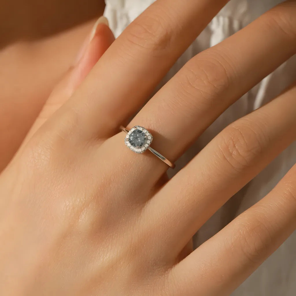 anel-solitario-em-prata-clara-com-moissanite-foto-sendo-usado-na-mao