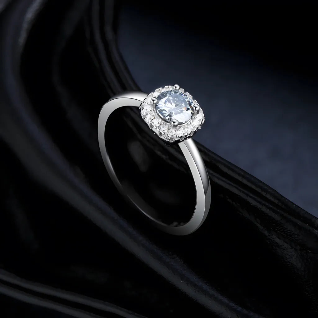 anel-solitario-em-prata-clara-com-moissanite-de-lado