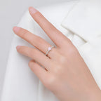anel-solitario-em-prata-elise-com-cristal-foto-sendo-utilizado-na-mao