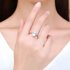 anel-solitario-em-prata-harriet-com-zirconia-foto-sendo-utilizado-na-mao