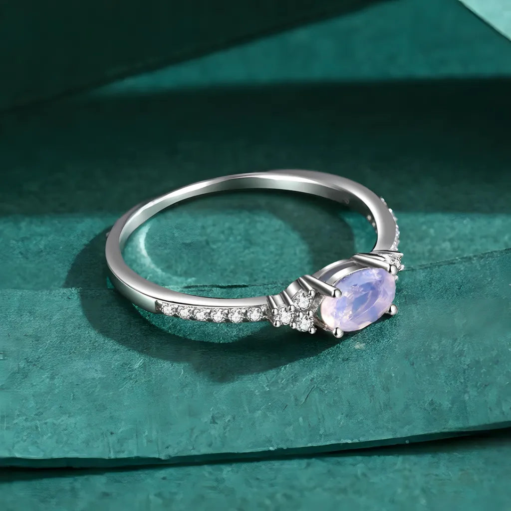 anel-solitario-em-prata-ila-com-moonstone-deitado