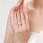 anel-solitario-em-prata-ila-com-moonstone-sendo-usado-na-mao