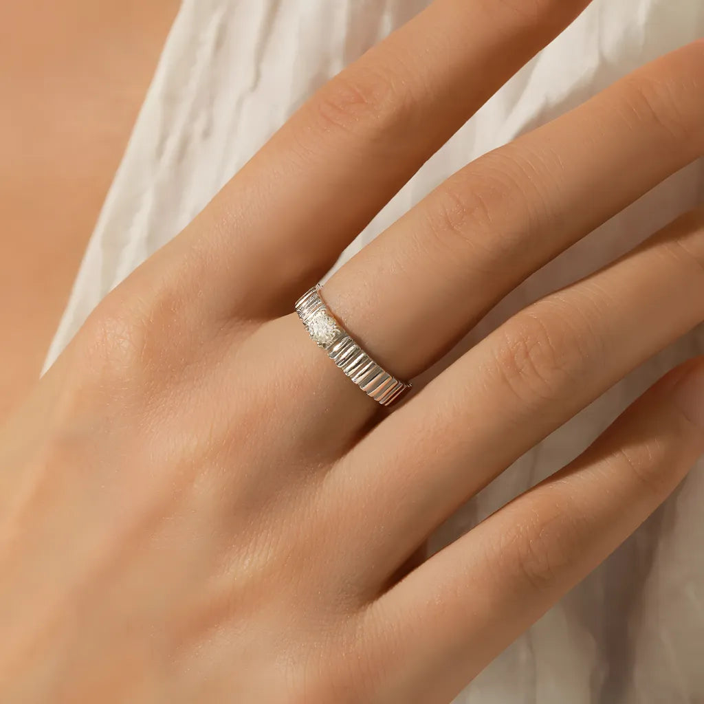 anel-solitario-em-prata-kay-com-moissanite-sendu-usado-na-mao