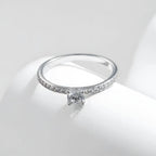 anel-solitario-em-prata-liana-com-moissanites-foto-deitado