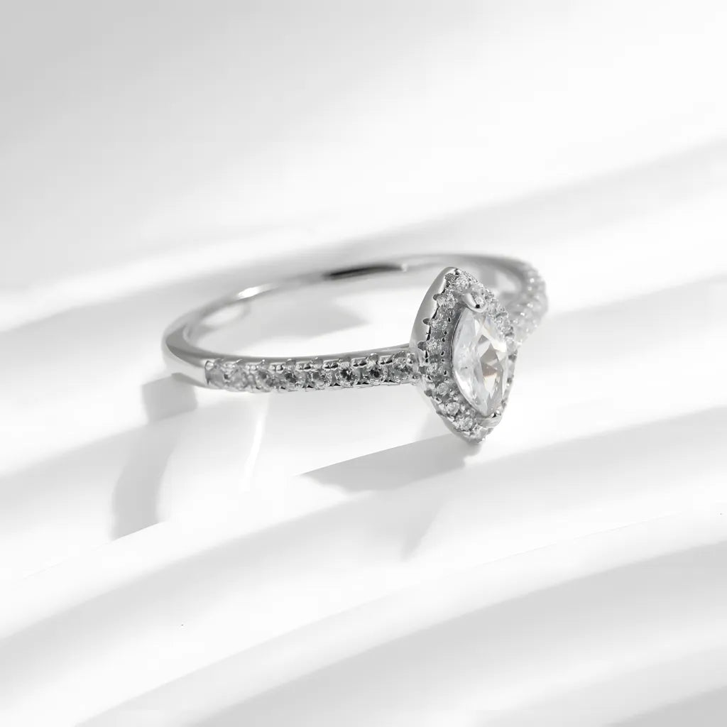 anel-solitario-em-prata-magnific-com-zirconias-foto-deitado
