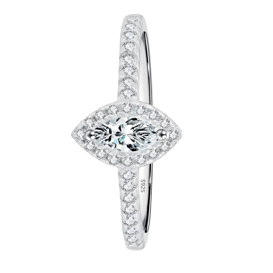 anel-solitario-em-prata-magnific-com-zirconias-foto-no-fundo-branco