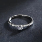 anel-solitario-louis-com-zirconias-foto-deitado