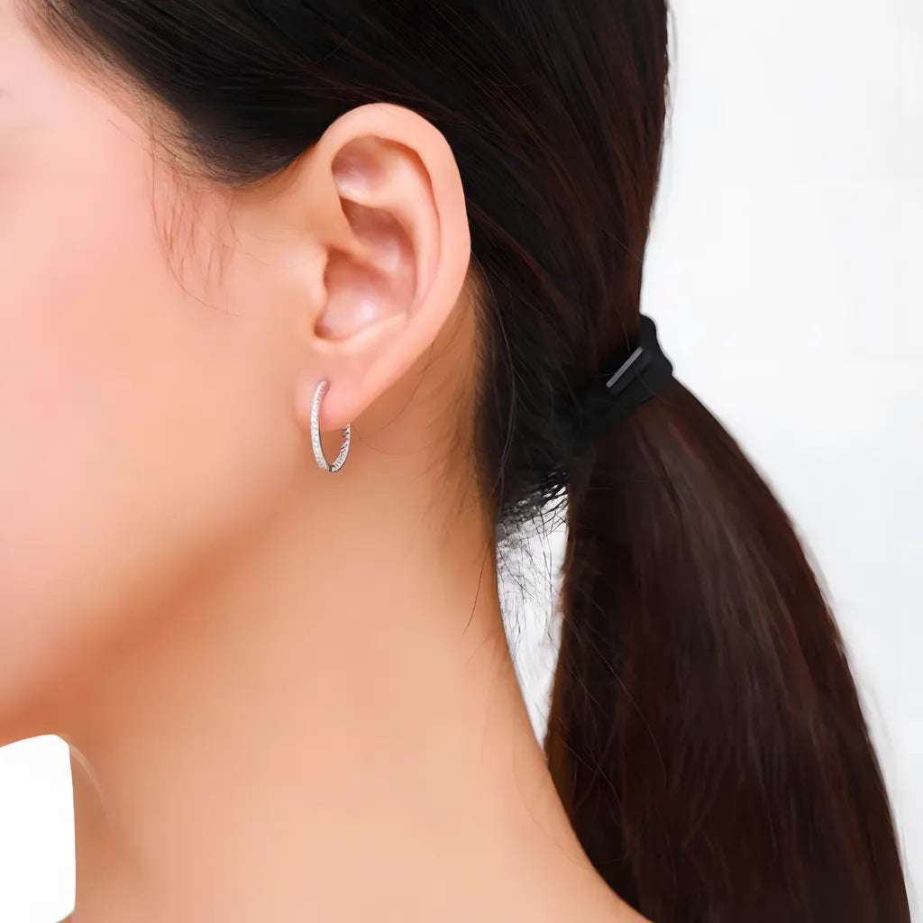 brinco-de-argola-ariane-em-prata-com-zirconia-sendo-usado-na-oreha