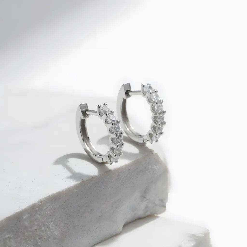 brinco-de-argola-astrid-em-prata-925-com-moissanites-lado-direito