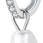 brinco-de-argola-baye-com-perola-detalhes-das-pedras-zirconia-e-perola