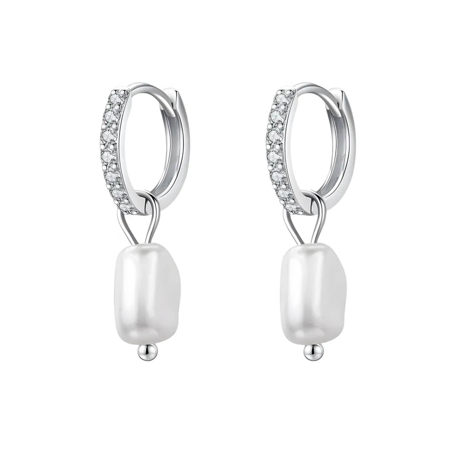 brinco-de-argola-baye-com-perola-no-fundo-branco