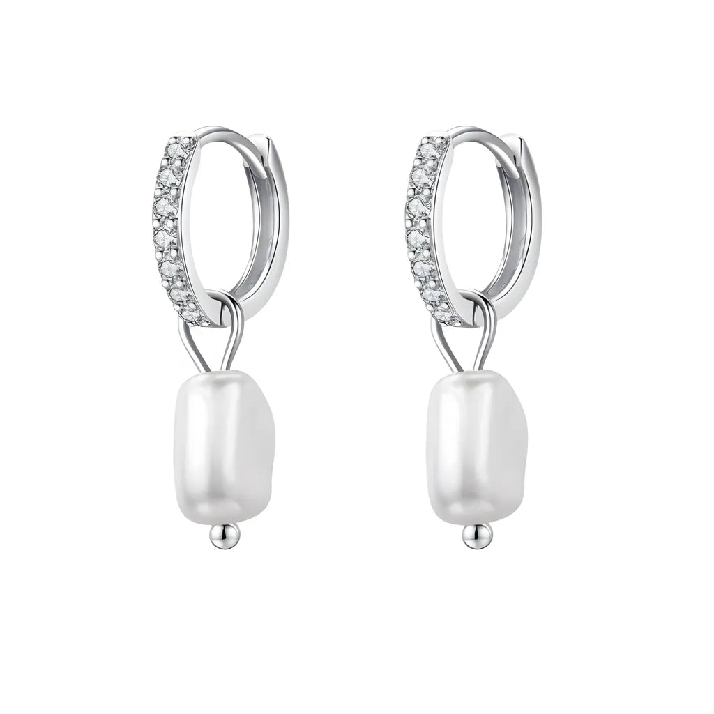 brinco-de-argola-baye-com-perola-no-fundo-branco