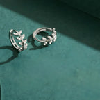 brinco-de-argola-celie-em-prata-com-zirconia-foto-de-frente-e-deitado