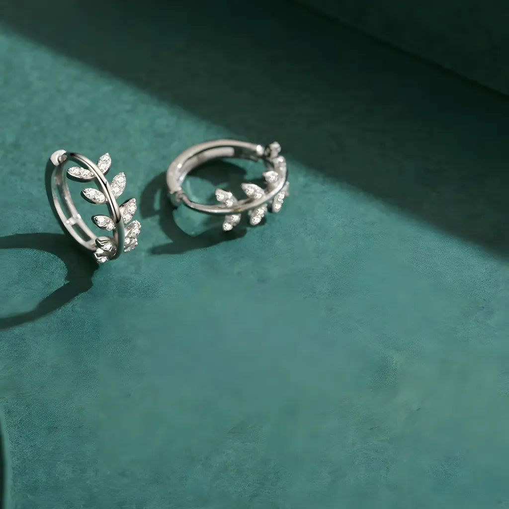 brinco-de-argola-celie-em-prata-com-zirconia-foto-de-frente-e-deitado