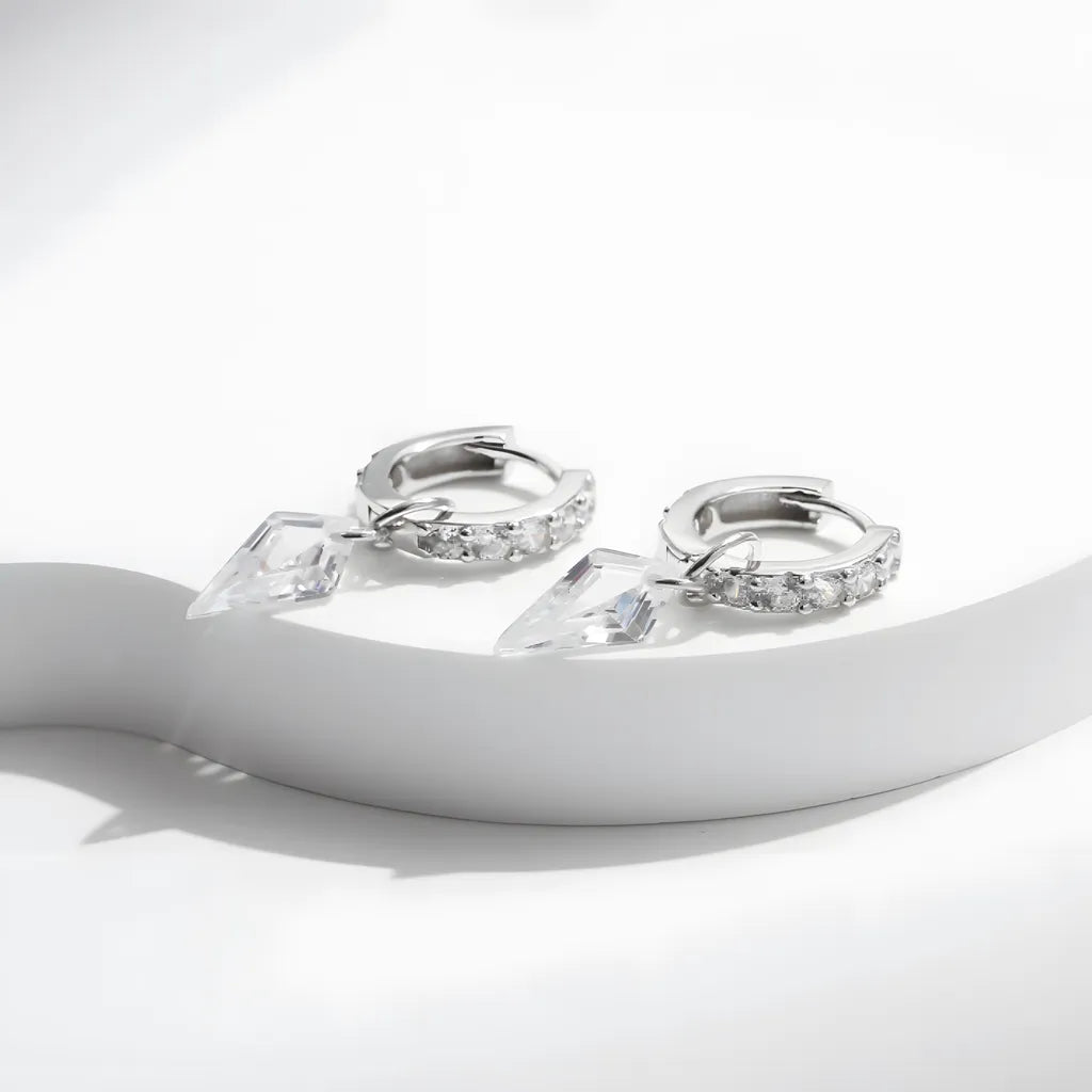 brinco-de-argola-eliete-em-prata-com-zirconia-foto-deitados