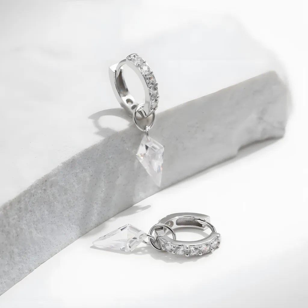 brinco-de-argola-eliete-em-prata-com-zirconia-foto-lateral-direita