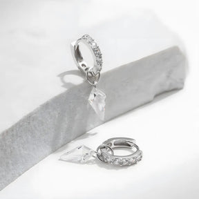 brinco-de-argola-eliete-em-prata-com-zirconia-foto-lateral-direita