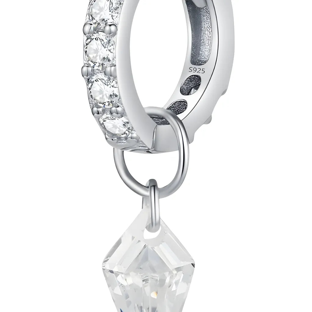 brinco-de-argola-eliete-em-prata-com-zirconia-detalhe-da-prata-925