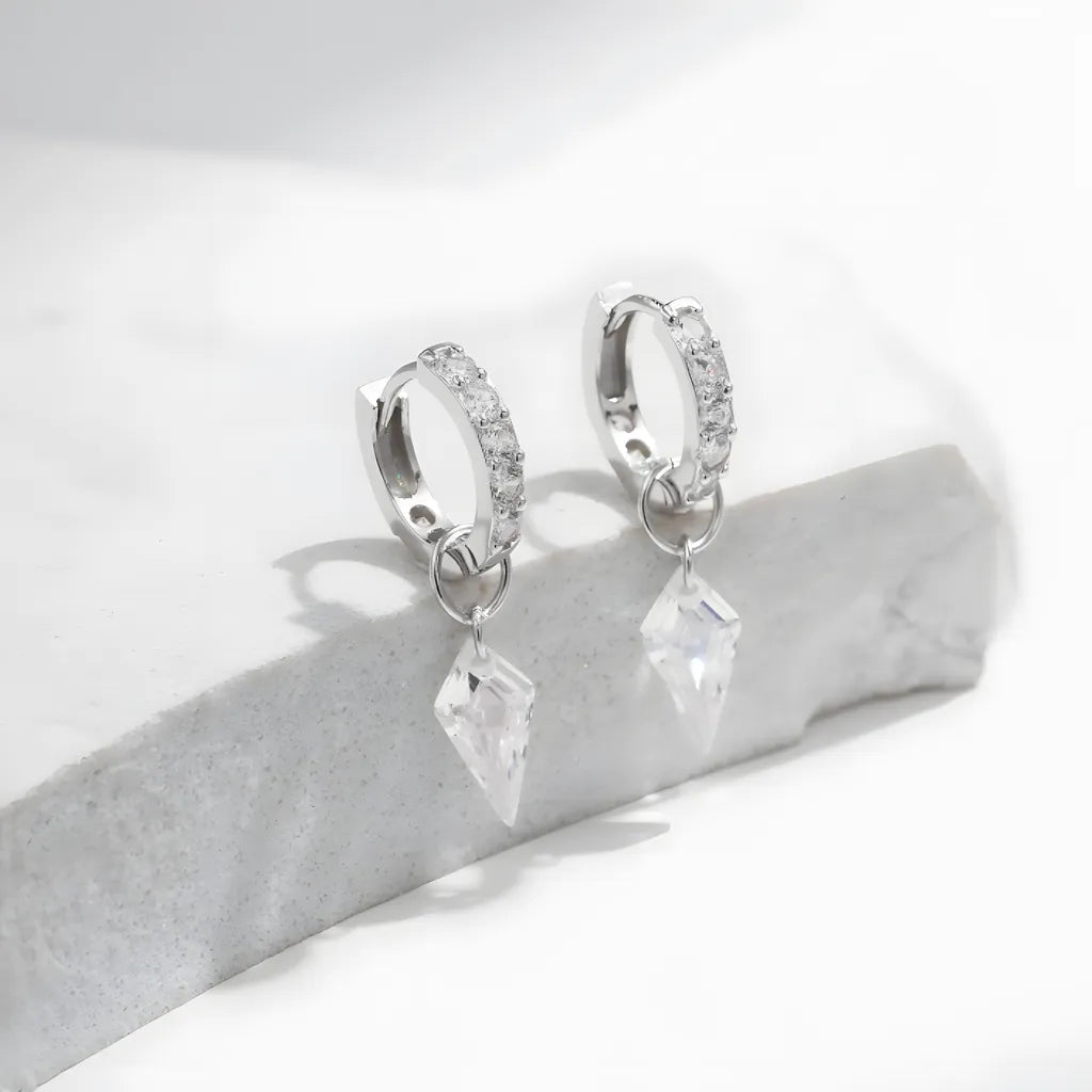 brinco-de-argola-eliete-em-prata-com-zirconia-foto-de-frente