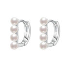 brinco-de-argola-emie-em-prata-com-perolas-no-fundo-branco