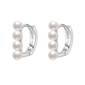 brinco-de-argola-emie-em-prata-com-perolas-no-fundo-branco