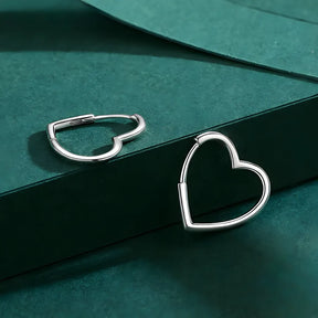brinco-de-argola-hearts-em-prata-foto-de-frente