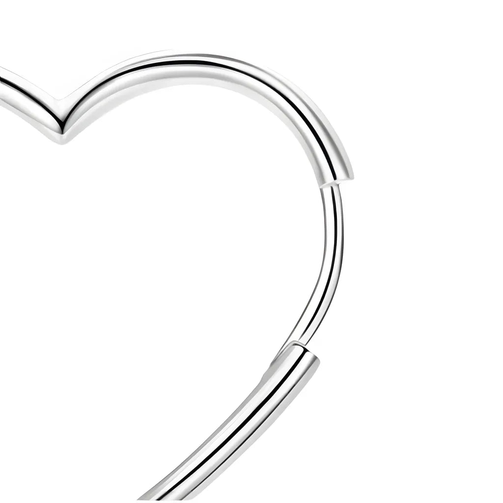 brinco-de-argola-hearts-em-prata-detalhe-do-design