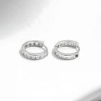 brinco-de-argola-julie-com-zirconias-foto-deitados