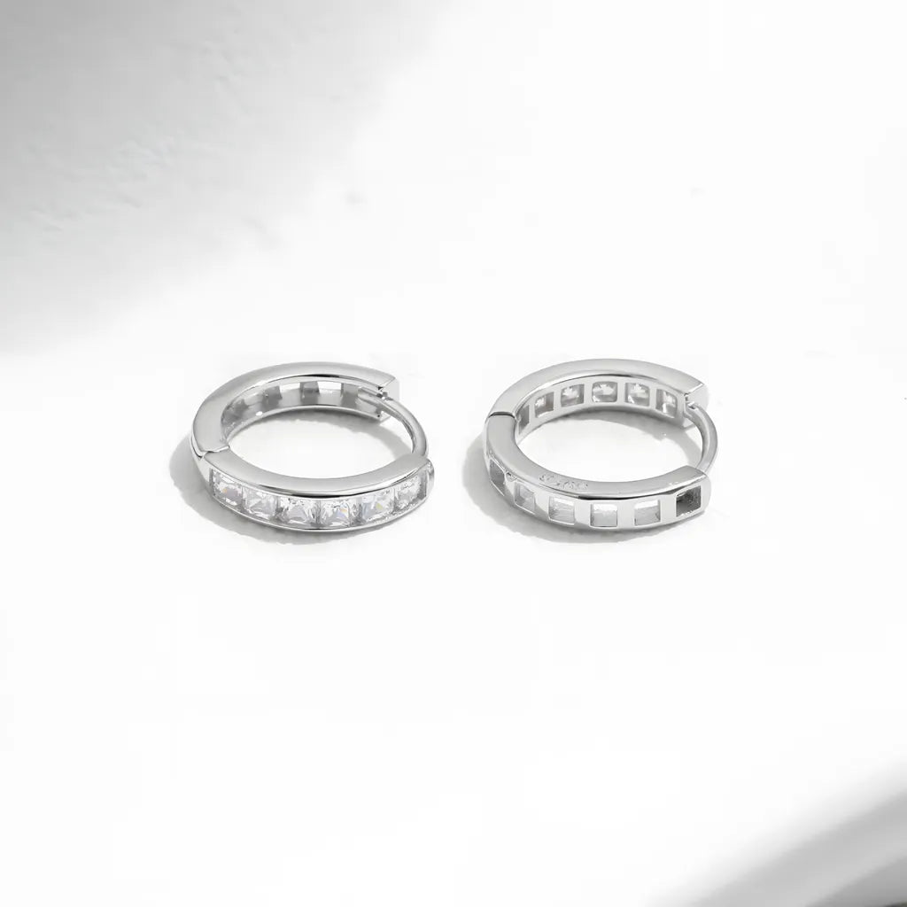 brinco-de-argola-julie-com-zirconias-foto-deitados