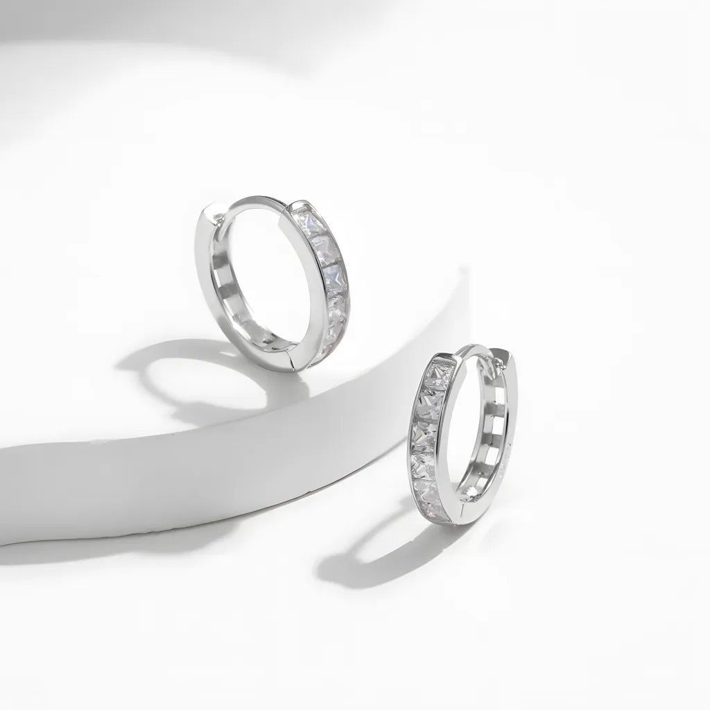brinco-de-argola-julie-com-zirconias-lado-da-frente